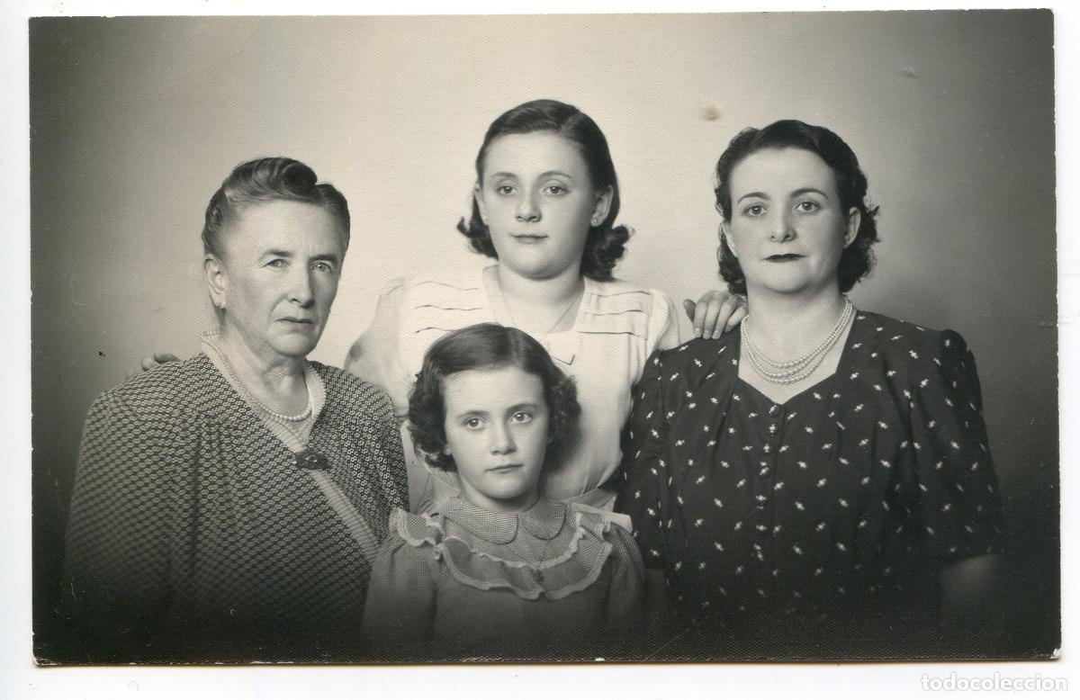 Fotograf&iacute;a antigua: Foto de tres generaciones de mujeres, Foto Estudio Mart&iacute;nez, Santa Rosa