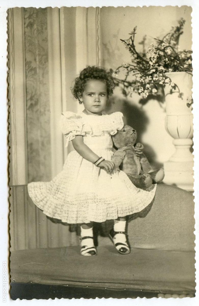 Fotograf&iacute;a antigua: Foto de ni&ntilde;a con oso de peluche, Foto Rodr&iacute;guez, Carretera Valencia 31, Puente Vallecas, Madrid 1949