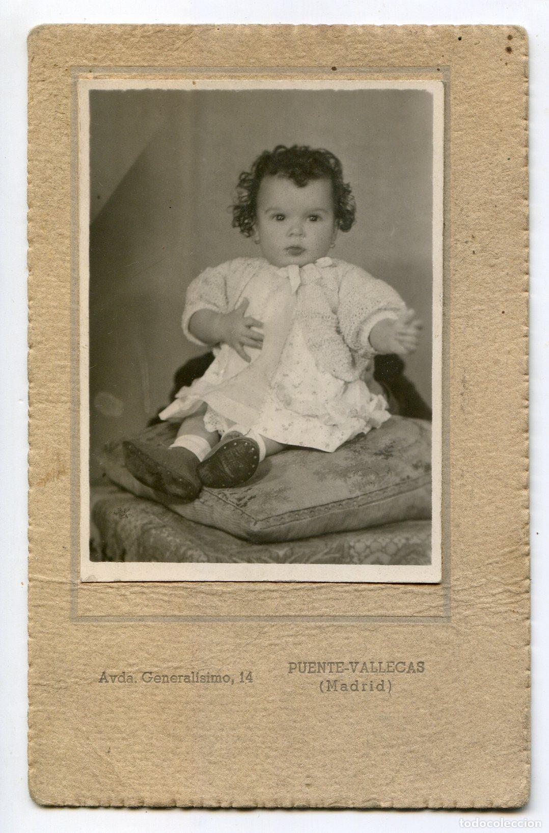 Alte Fotografie: Foto de ni&ntilde;a, Avenida General&iacute;simo 14, Puente Vallecas, Madrid 1943