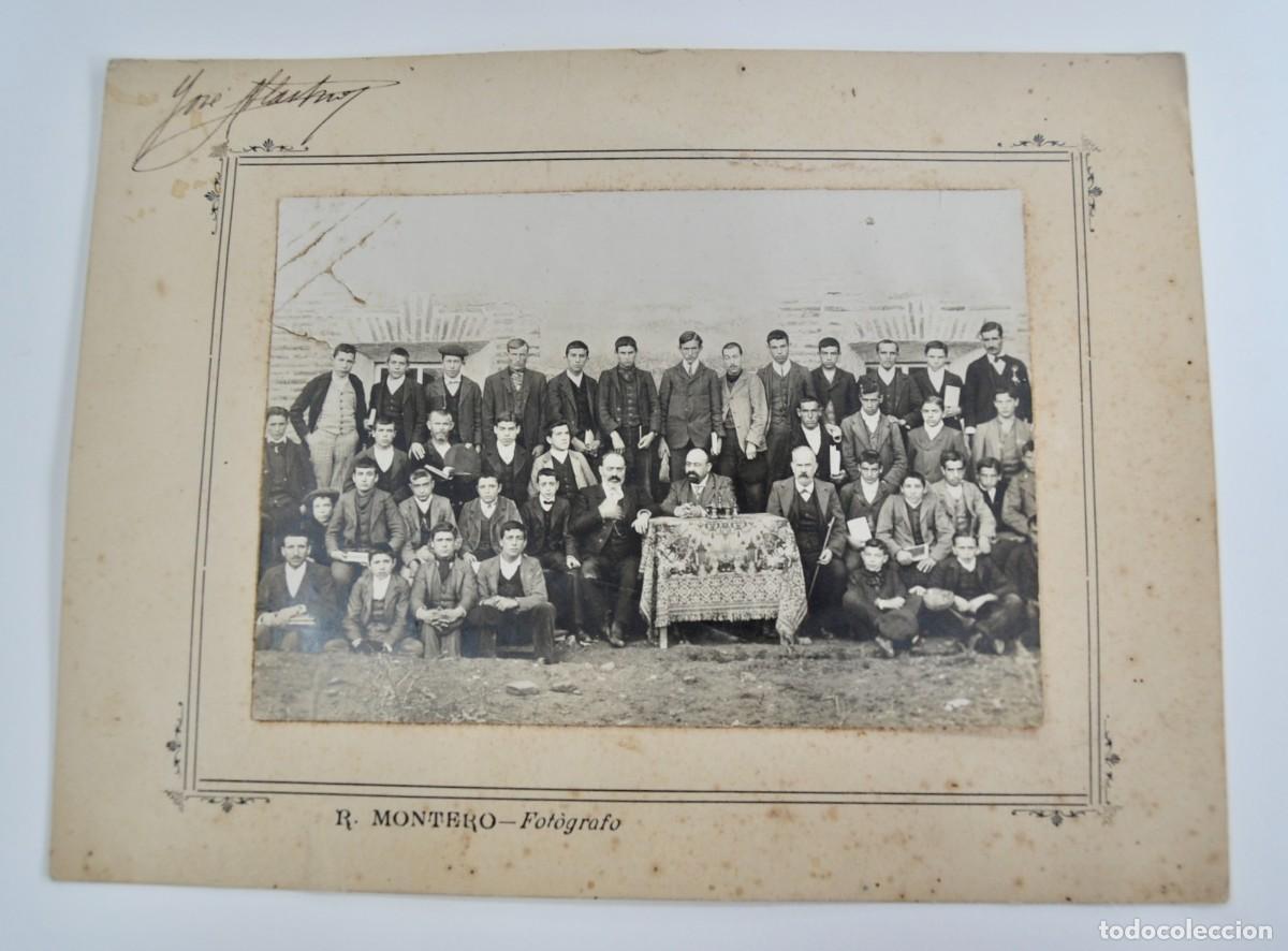 Fotograf&iacute;a antigua: Fotograf&iacute;a antigua original. Grupo de alumnos posando. Fot&oacute;grafo: R. Montero. Plasencia. Circa 1910