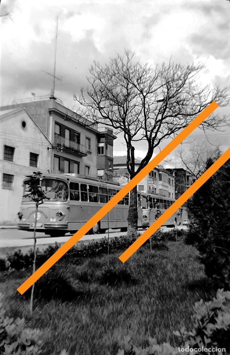 Fotograf&iacute;a antigua: Antiguo negativo de fotograf&iacute;a. Autob&uacute;s matr&iacute;cula de Madrid. La uni&oacute;n de Benissa (Benissa) Alicante.