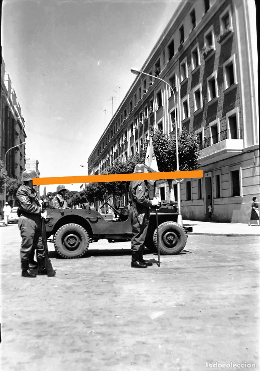 Fotograf&iacute;a antigua: Antiguo negativo de fotograf&iacute;a. Coche Jeep militar. A&ntilde;os 50.