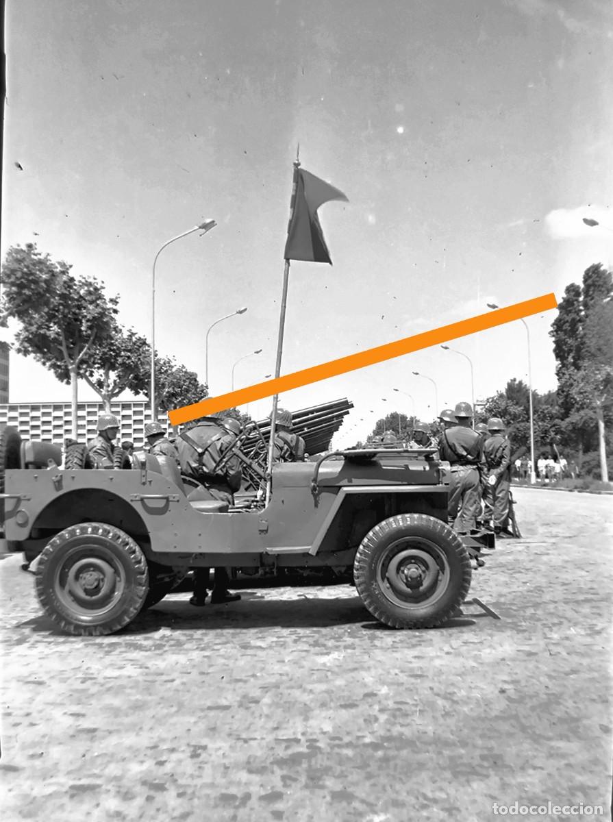 Fotograf&iacute;a antigua: Antiguo negativo de fotograf&iacute;a. Coche Jeep militar. A&ntilde;os 50.