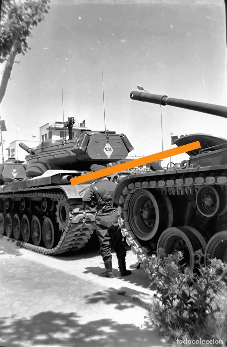Fotograf&iacute;a antigua: Antiguo negativo de fotograf&iacute;a militar. Tanque. A&ntilde;os 50.