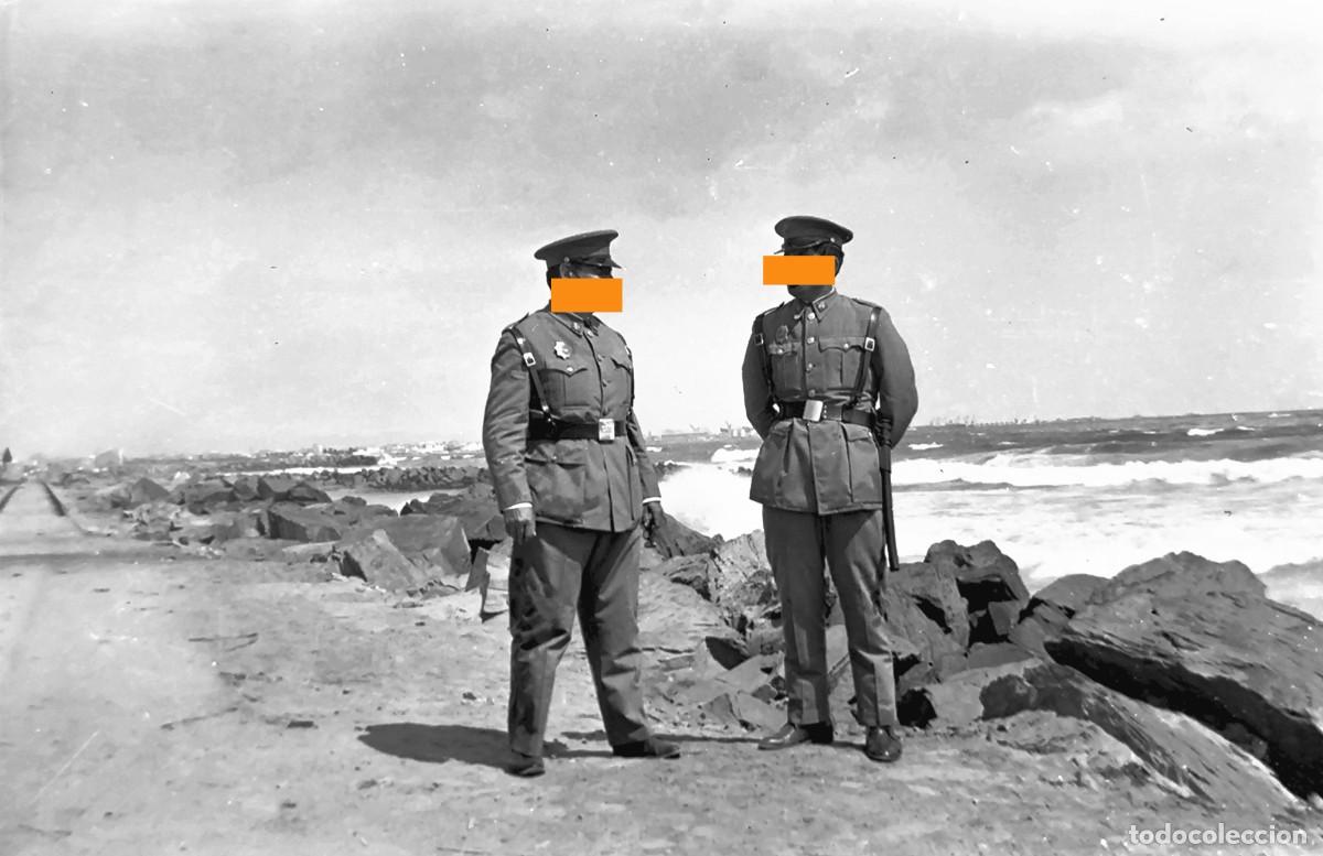 Fotograf&iacute;a antigua: Antiguo negativo de fotograf&iacute;a. Polic&iacute;a armada de Franco, los grises ? A&ntilde;os 40/50