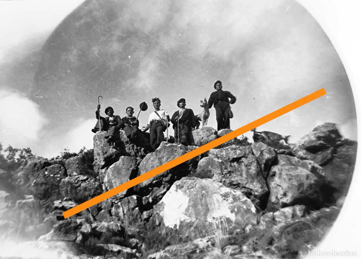Fotograf&iacute;a antigua: Antiguo negativo de fotograf&iacute;a. Grupo de hombres. Paisaje rural. A&ntilde;os 20/30