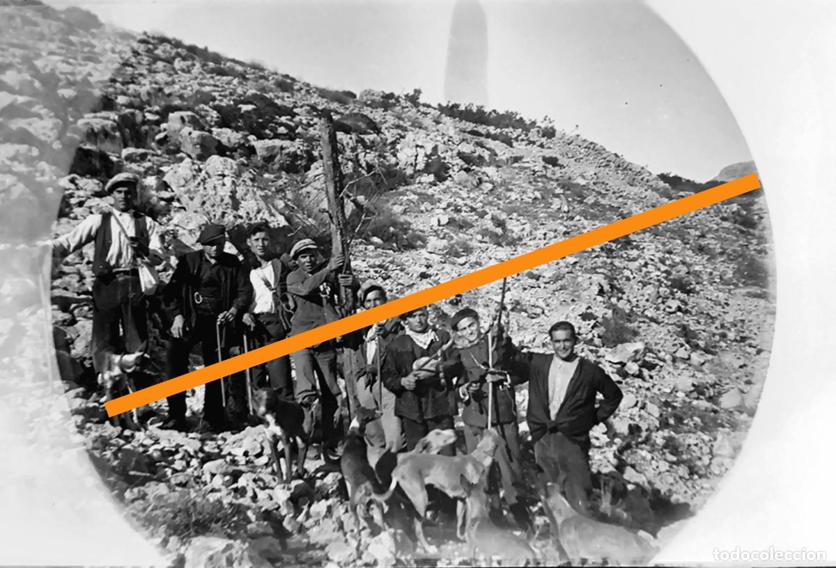 Fotograf&iacute;a antigua: Antiguo negativo de fotograf&iacute;a. Grupo de hombres. Paisaje rural. A&ntilde;os 20/30