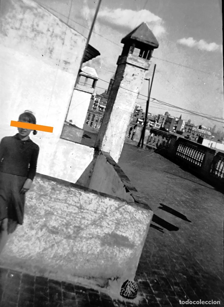 Fotograf&iacute;a antigua: Antiguo negativo de fotograf&iacute;a. Chica en la cubierta del edificio. A&ntilde;os 20/30