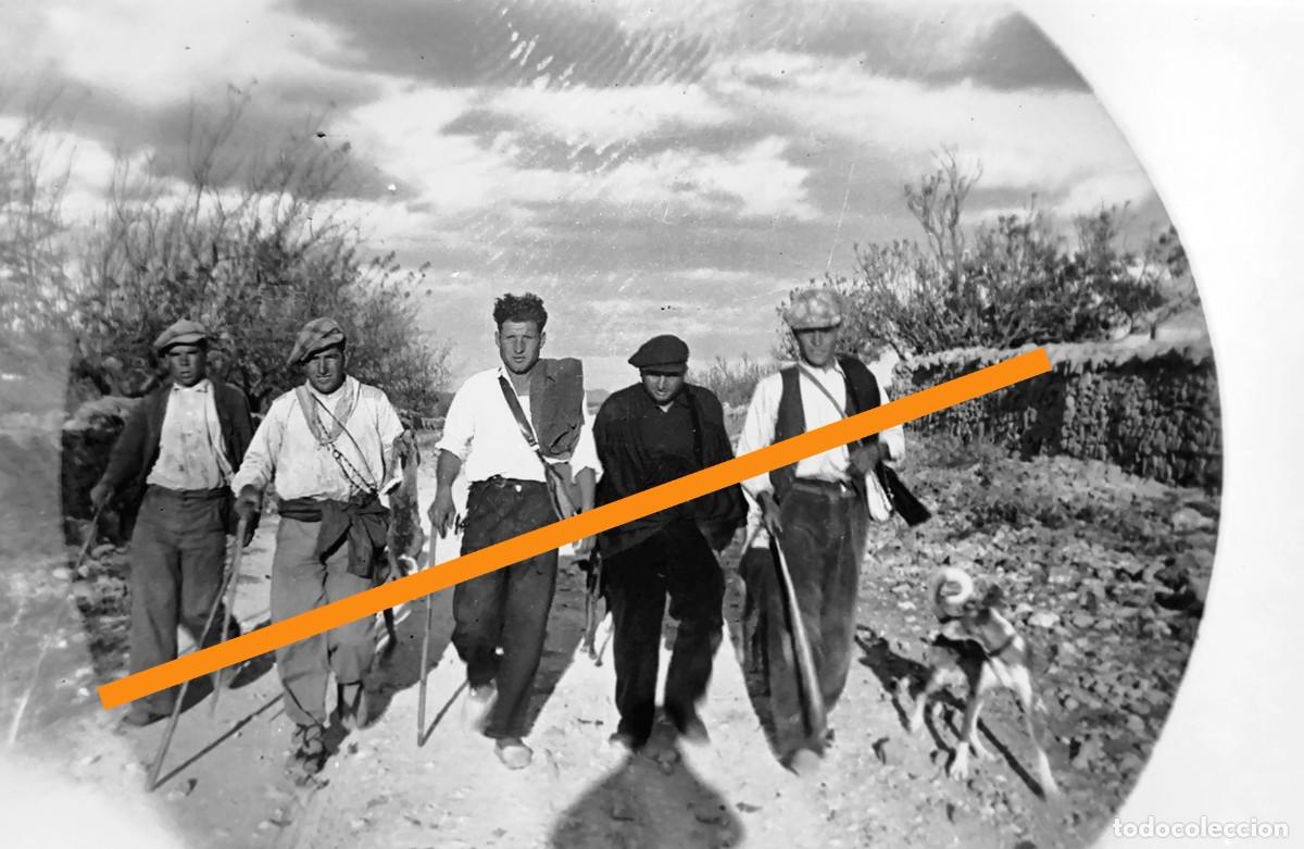 Fotograf&iacute;a antigua: Antiguo negativo de fotograf&iacute;a. Grupo de cazadores. A&ntilde;os 20/30
