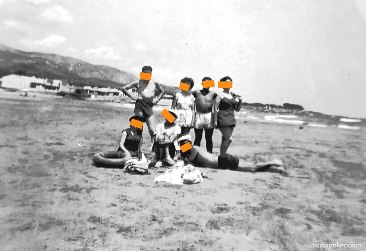 Fotograf&iacute;a antigua: Antiguo negativo de fotograf&iacute;a. En la playa. A&ntilde;os 30