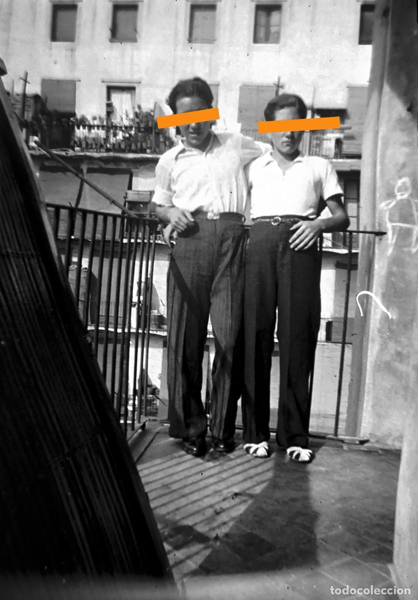 Fotograf&iacute;a antigua: Antiguo negativo de fotograf&iacute;a. Chicos en el balc&oacute;n. A&ntilde;os 20/30