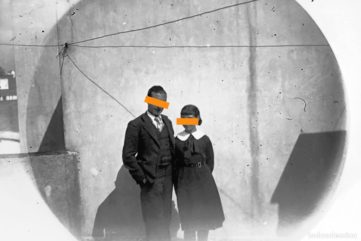 Fotograf&iacute;a antigua: Antiguo negativo de fotograf&iacute;a. Chico y ni&ntilde;a en la cubierta. A&ntilde;os 20/30