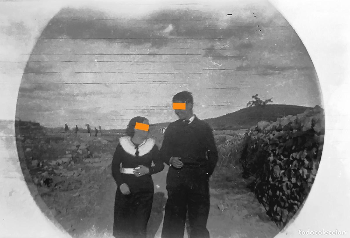 Fotograf&iacute;a antigua: Antiguo negativo de fotograf&iacute;a. Chico y chica. Paisaje rural. A&ntilde;os 20/30