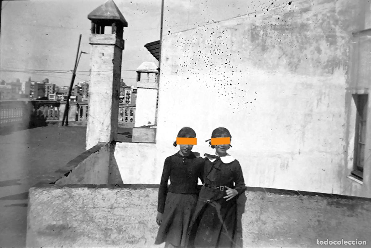 Fotograf&iacute;a antigua: Antiguo negativo de fotograf&iacute;a. Ni&ntilde;a en la cubierta del edificio. A&ntilde;os 20/30