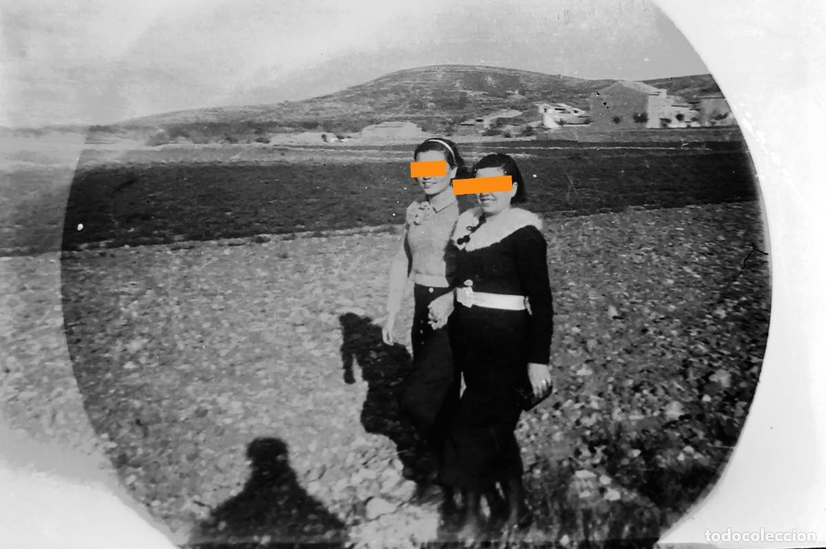 Fotograf&iacute;a antigua: Antiguo negativo de fotograf&iacute;a. Chicas. Paisaje rural. A&ntilde;os 20/30