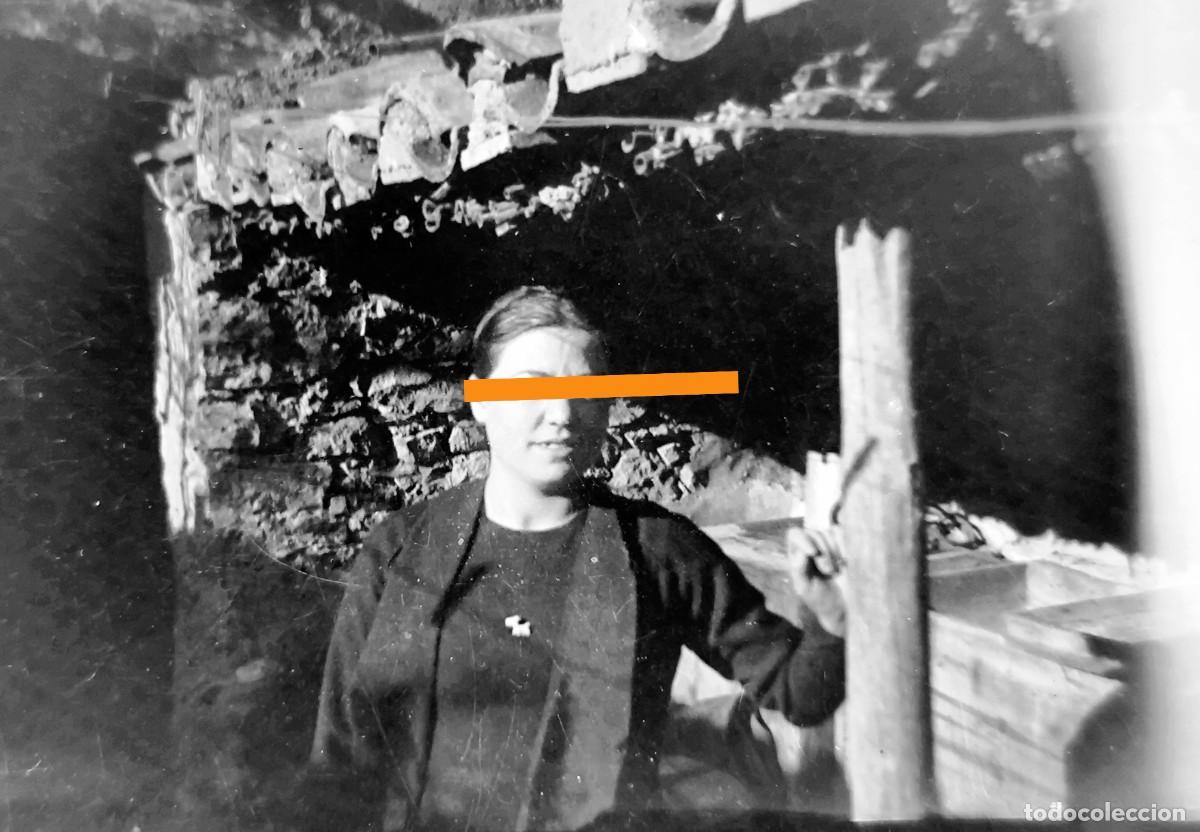 Fotografia antica: Antiguo negativo de fotograf&iacute;a. Chica. Paisaje rural. A&ntilde;os 20/30