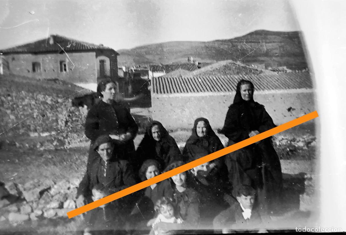 Fotograf&iacute;a antigua: Antiguo negativo de fotograf&iacute;a. Hombres y mujeres del campo. Paisaje rural. A&ntilde;os 20/30