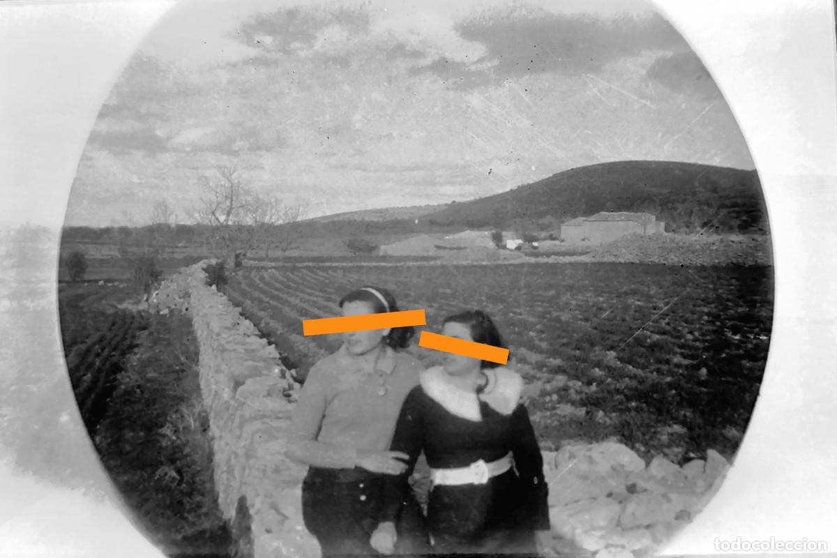 Fotograf&iacute;a antigua: Antiguo negativo de fotograf&iacute;a. Chicas. Paisaje rural. A&ntilde;os 20/30