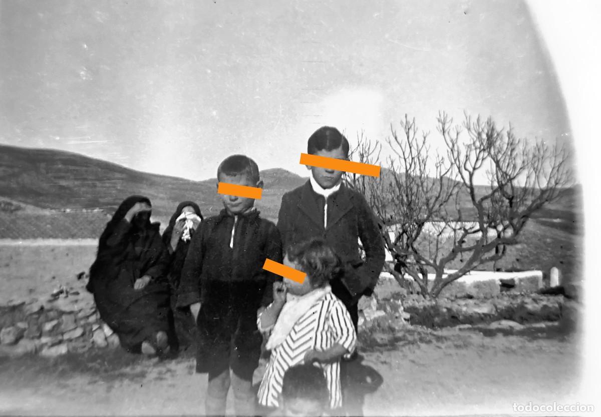 Fotograf&iacute;a antigua: Antiguo negativo de fotograf&iacute;a. Ni&ntilde;os. Paisaje rural. A&ntilde;os 20/30