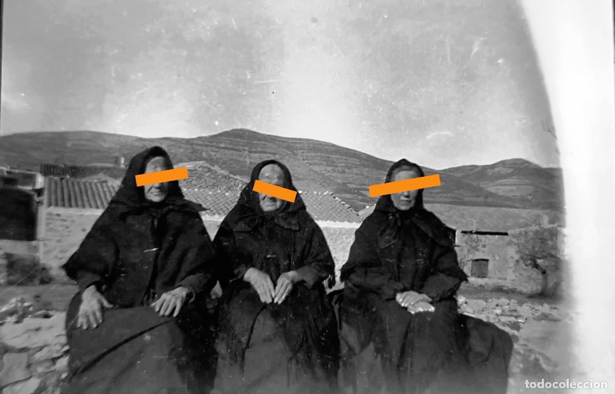Fotograf&iacute;a antigua: Antiguo negativo de fotograf&iacute;a. Mujeres del campo. Paisaje rural. A&ntilde;os 20/30