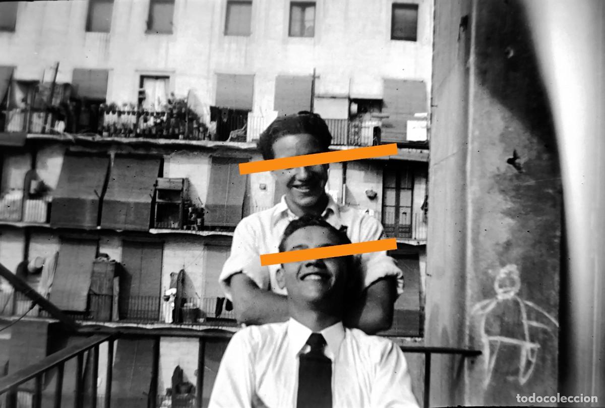 Fotograf&iacute;a antigua: Antiguo negativo de fotograf&iacute;a. Chicos en el balc&oacute;n. A&ntilde;os 20/30