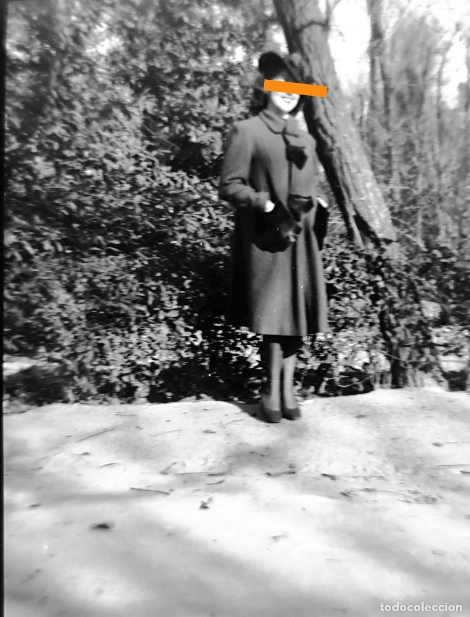 Fotograf&iacute;a antigua: Antiguo negativo de fotograf&iacute;a. Chica. Paisaje rural. A&ntilde;os 20/30