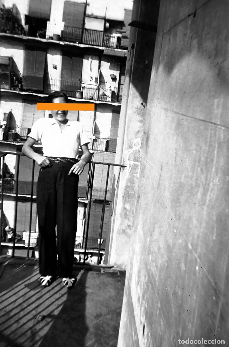 Fotograf&iacute;a antigua: Antiguo negativo de fotograf&iacute;a. Chico en el balc&oacute;n. A&ntilde;os 20/30