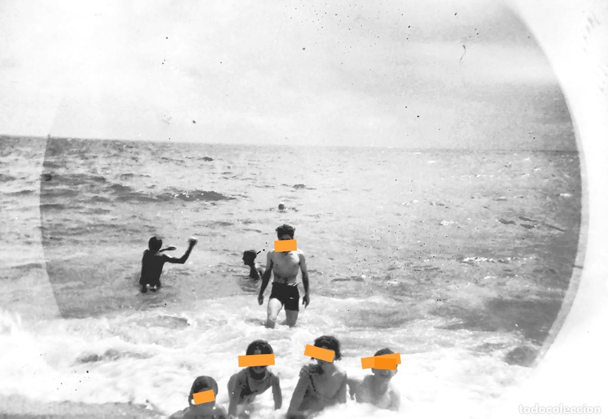Fotograf&iacute;a antigua: Antiguo negativo de fotograf&iacute;a. Chicos y chicas en la playa. A&ntilde;os 20/30