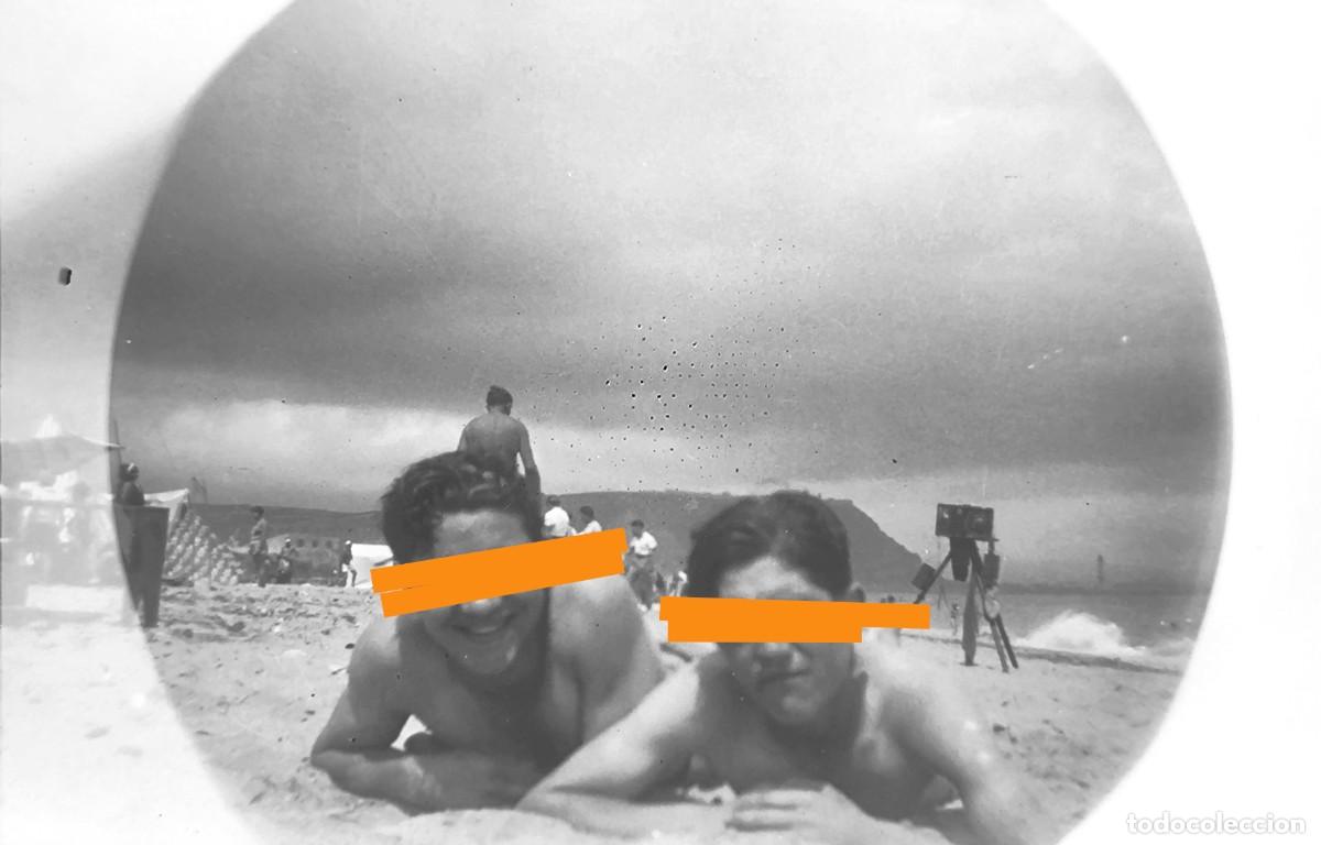 Fotograf&iacute;a antigua: Antiguo negativo de fotograf&iacute;a. Chicos en la playa. A&ntilde;os 20/30