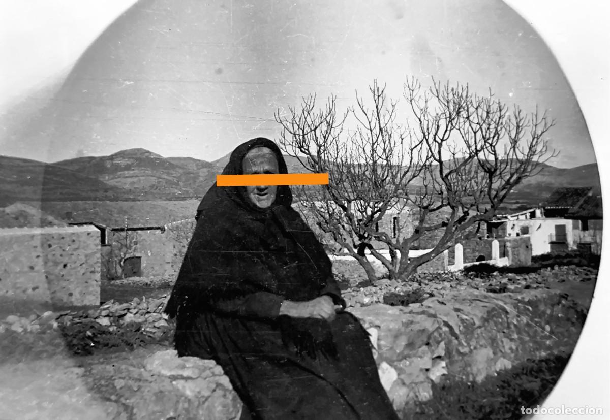 Fotograf&iacute;a antigua: Antiguo negativo de fotograf&iacute;a. Mujer del campo, paisaje rural. A&ntilde;os 20/30