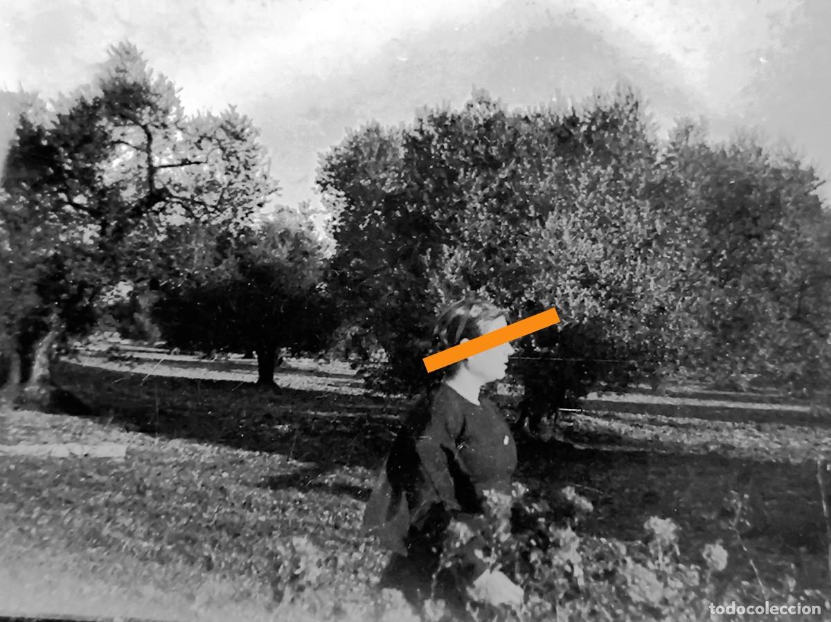 Fotograf&iacute;a antigua: Antiguo negativo de fotograf&iacute;a. Chica, paisaje rural. A&ntilde;os 20/30