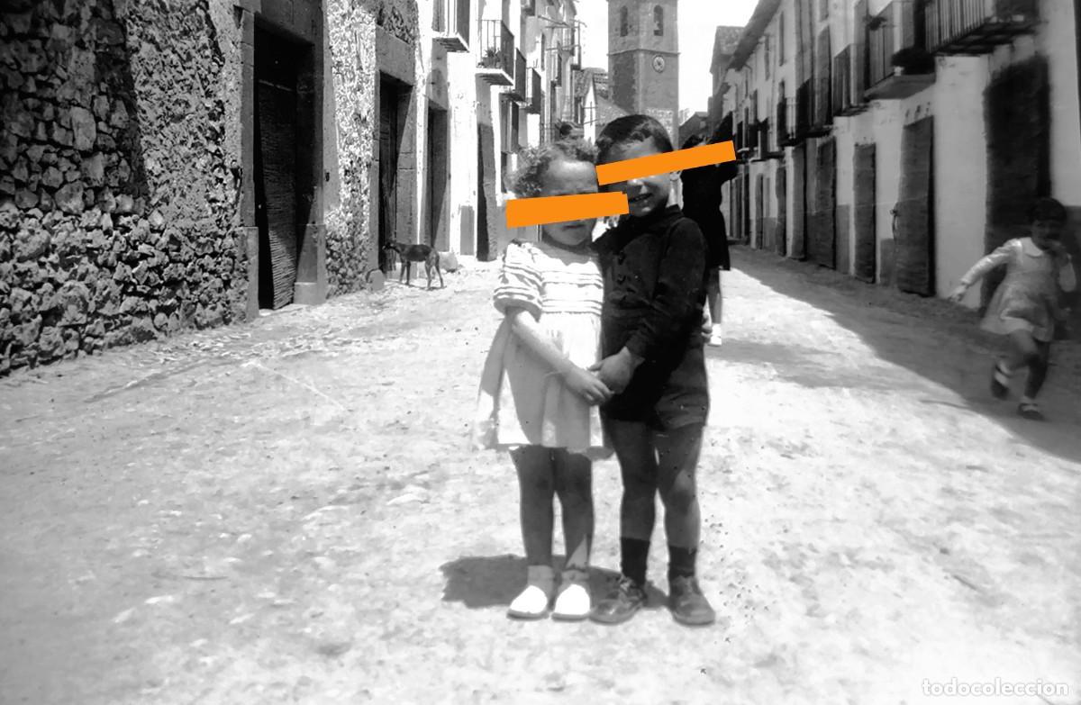 Fotograf&iacute;a antigua: Antiguo negativo de fotograf&iacute;a. Ni&ntilde;a y ni&ntilde;o, paisaje rural. A&ntilde;os 20/30