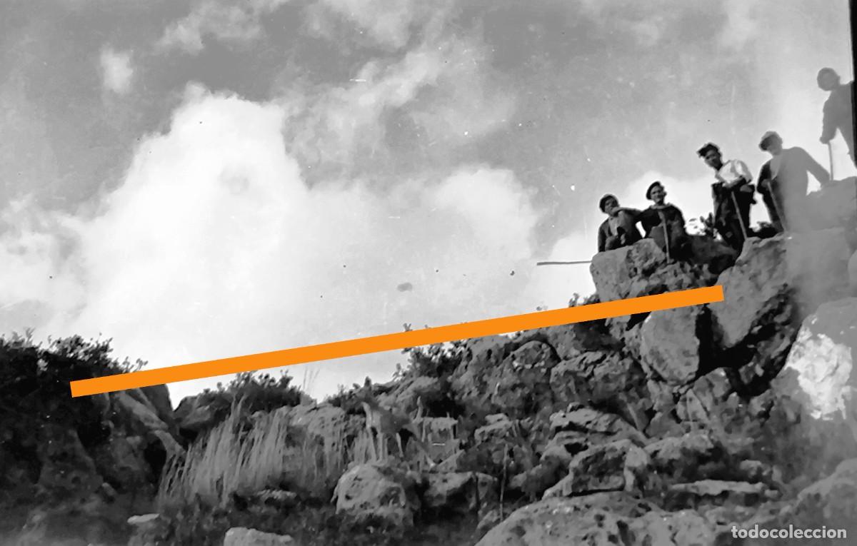 Fotograf&iacute;a antigua: Antiguo negativo de fotograf&iacute;a. Cazadores, paisaje rural. A&ntilde;os 20/30