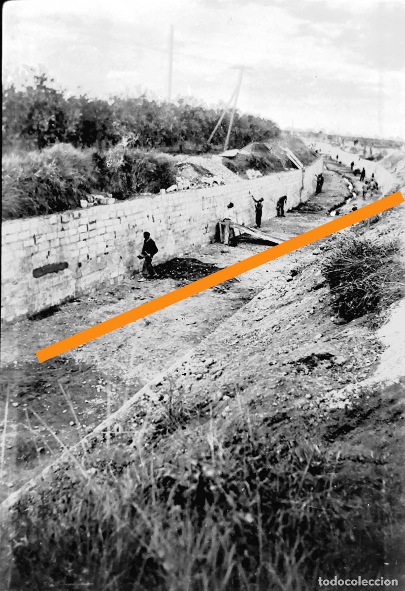 Fotograf&iacute;a antigua: Antiguo negativo de fotograf&iacute;a. Hombres trabajando en el canal.