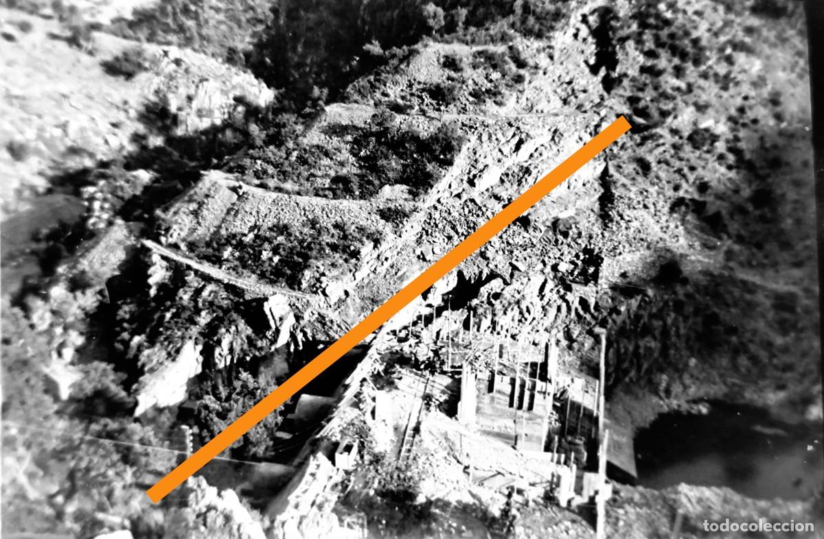 Fotograf&iacute;a antigua: Antiguo negativo de fotograf&iacute;a. Construcci&oacute;n pantano embalse o presa.