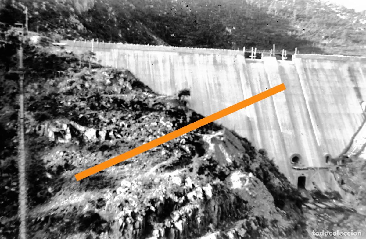 Fotograf&iacute;a antigua: Antiguo negativo de fotograf&iacute;a. Construcci&oacute;n pantano embalse o presa.