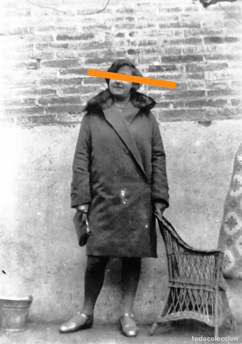 Alte Fotografie: Antiguo negativo de fotograf&iacute;a. Se&ntilde;ora con el bolso. A&ntilde;os 20/30.