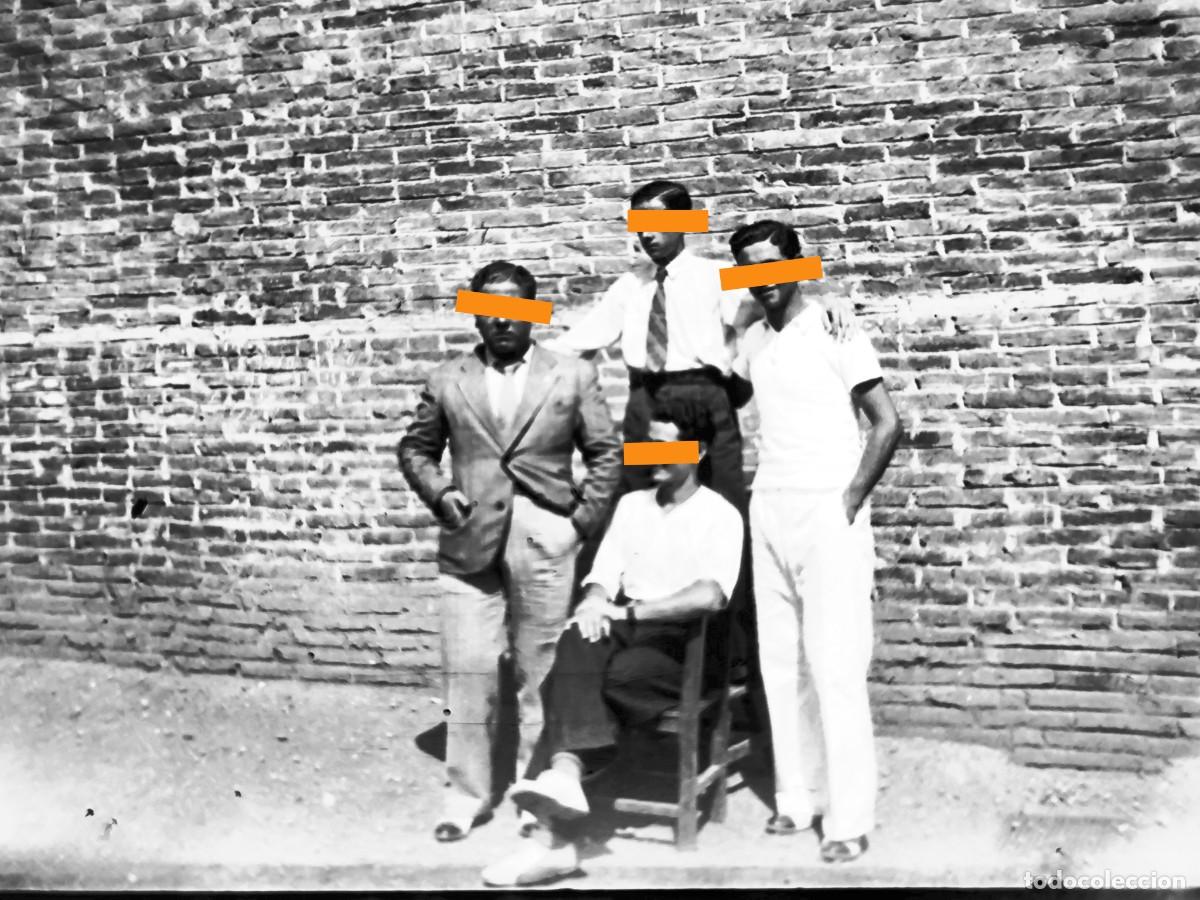 Fotografia antiga: Antiguo negativo de fotograf&iacute;a. Grupo de amigos. A&ntilde;os 20/30.