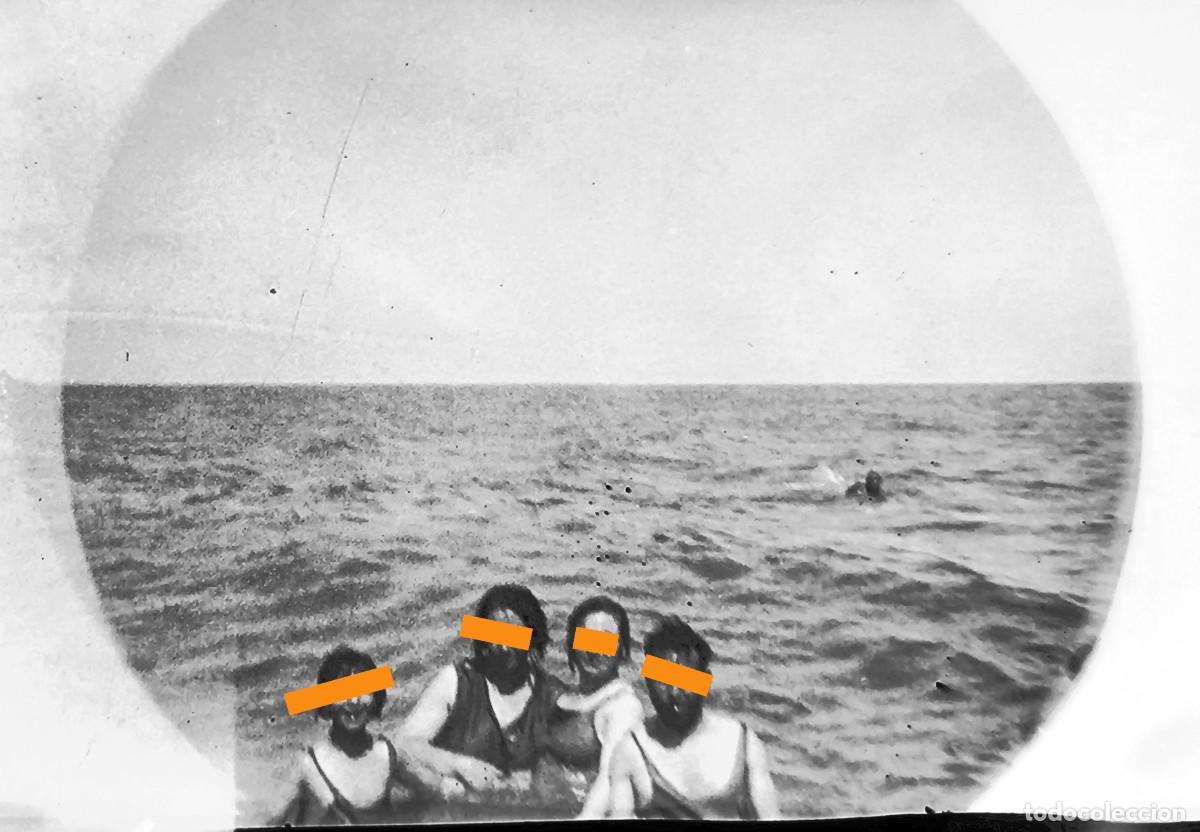 Fotograf&iacute;a antigua: Antiguo negativo de fotograf&iacute;a. Ba&ntilde;istas en la playa. A&ntilde;os 20/30.