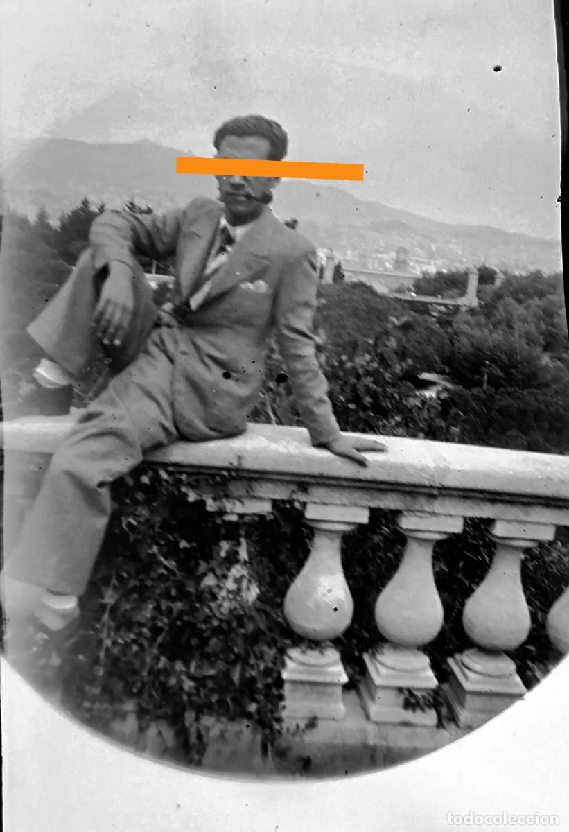 Fotograf&iacute;a antigua: Antiguo negativo de fotograf&iacute;a. Hombre posando en la terraza. A&ntilde;os 20/30.