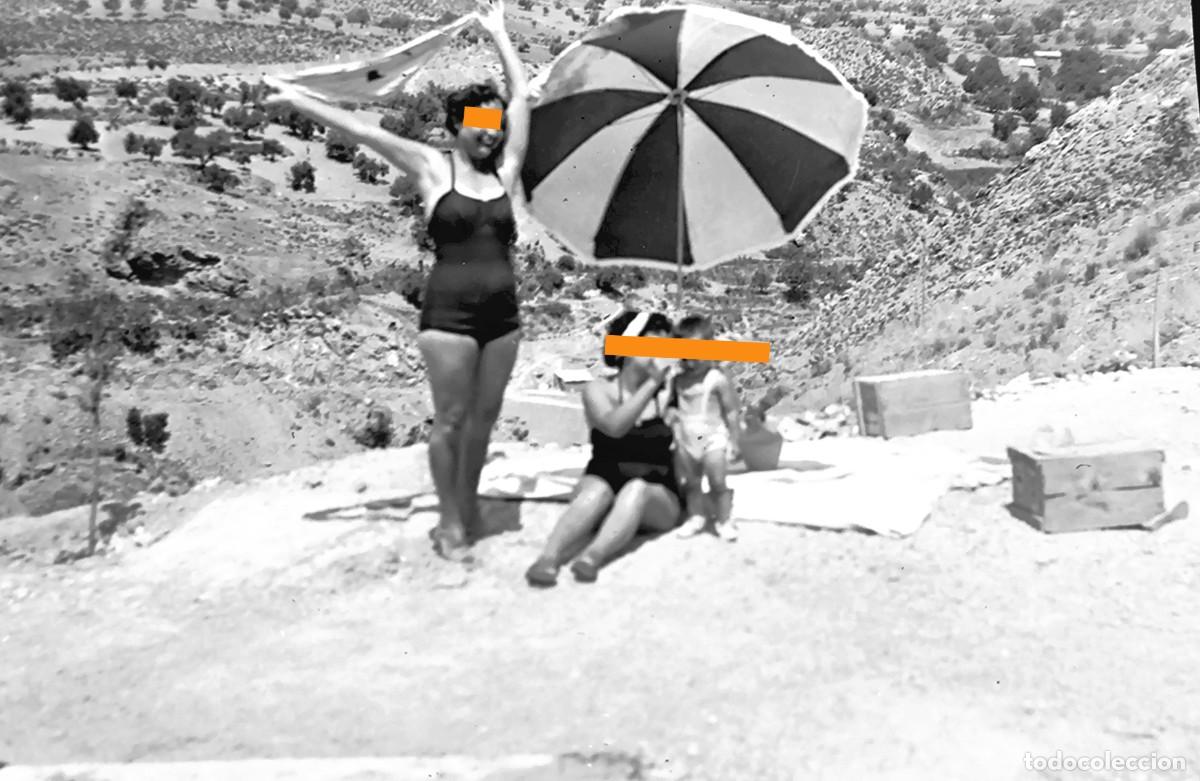 Fotografia antiga: Antiguo negativo de fotograf&iacute;a. Chica en ba&ntilde;ador. A&ntilde;os 30/40.