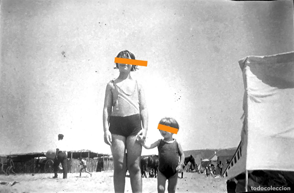Photographie ancienne: Antiguo negativo de fotograf&iacute;a. En la playa. Ni&ntilde;a en ba&ntilde;ador. A&ntilde;os 20/30.