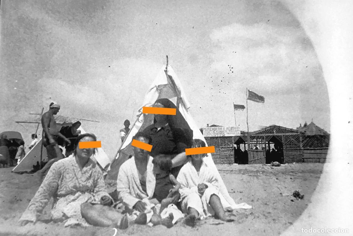 Photographie ancienne: Antiguo negativo de fotograf&iacute;a. En la playa. Grupo de ba&ntilde;istas. A&ntilde;os 20/30.
