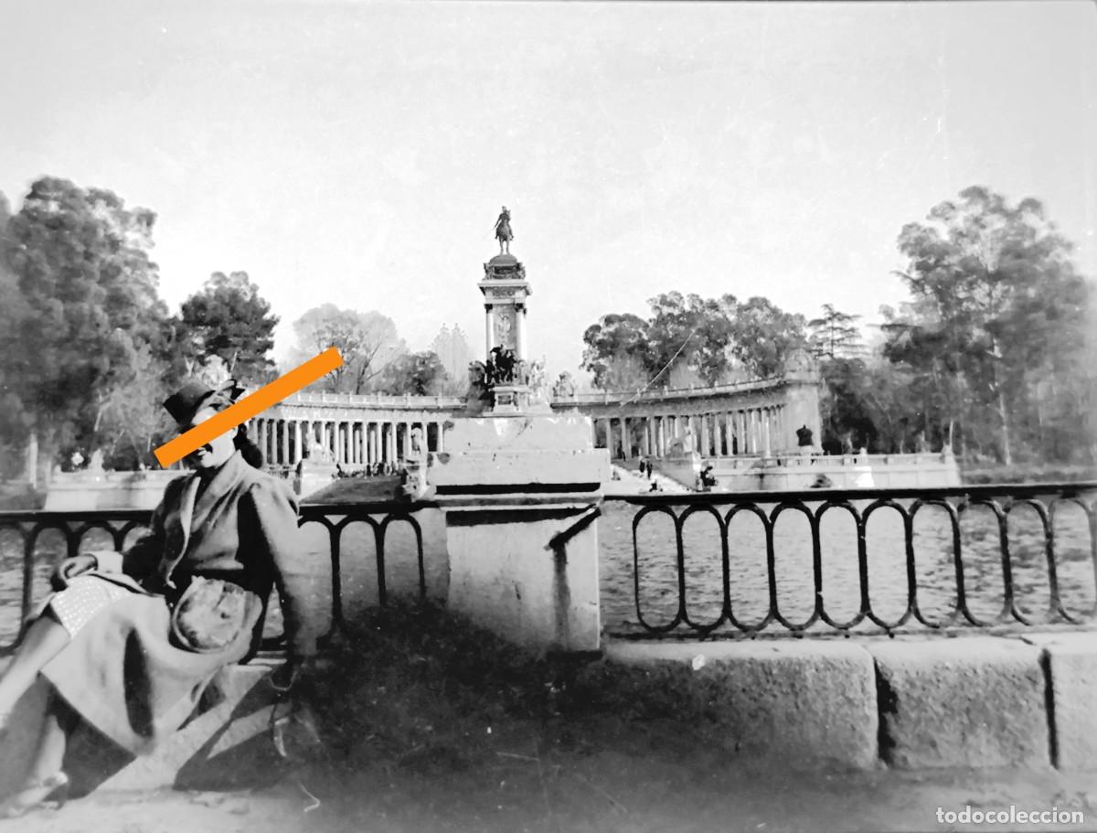 Fotografia antiga: Antiguo negativo de fotograf&iacute;a. Chica. En el retiro Madrid. A&ntilde;os 30.
