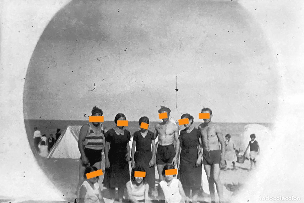 Fotografia antiga: Antiguo negativo de fotograf&iacute;a. En la playa. Grupo de ba&ntilde;istas. A&ntilde;os 20/30.