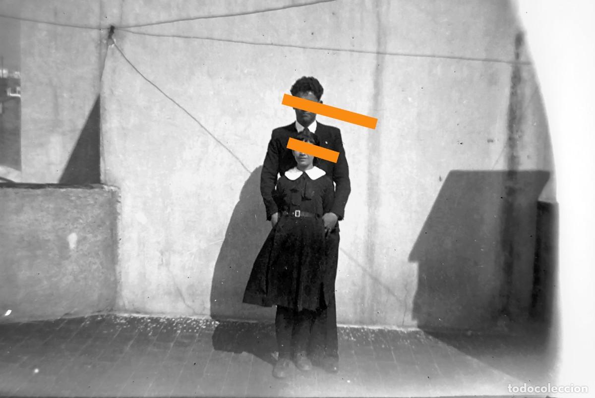 Fotograf&iacute;a antigua: Antiguo negativo de fotograf&iacute;a. Chico y ni&ntilde;a. En la cubierta. A&ntilde;os 20/30.