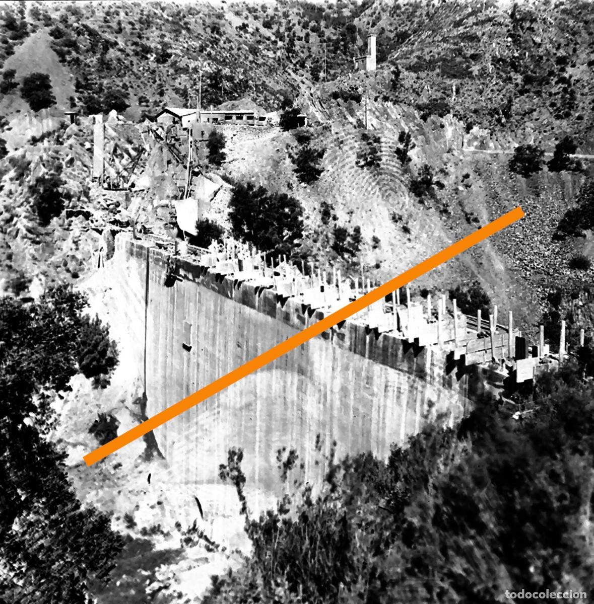 Fotograf&iacute;a antigua: Antiguo negativo de fotograf&iacute;a. Construcci&oacute;n pantano embalse o presa.
