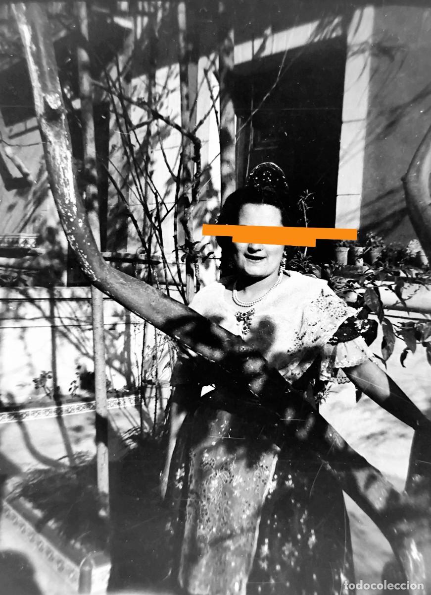 Fotograf&iacute;a antigua: Antiguo negativo de fotograf&iacute;a. Fallera. Valencia. A&ntilde;os 40.