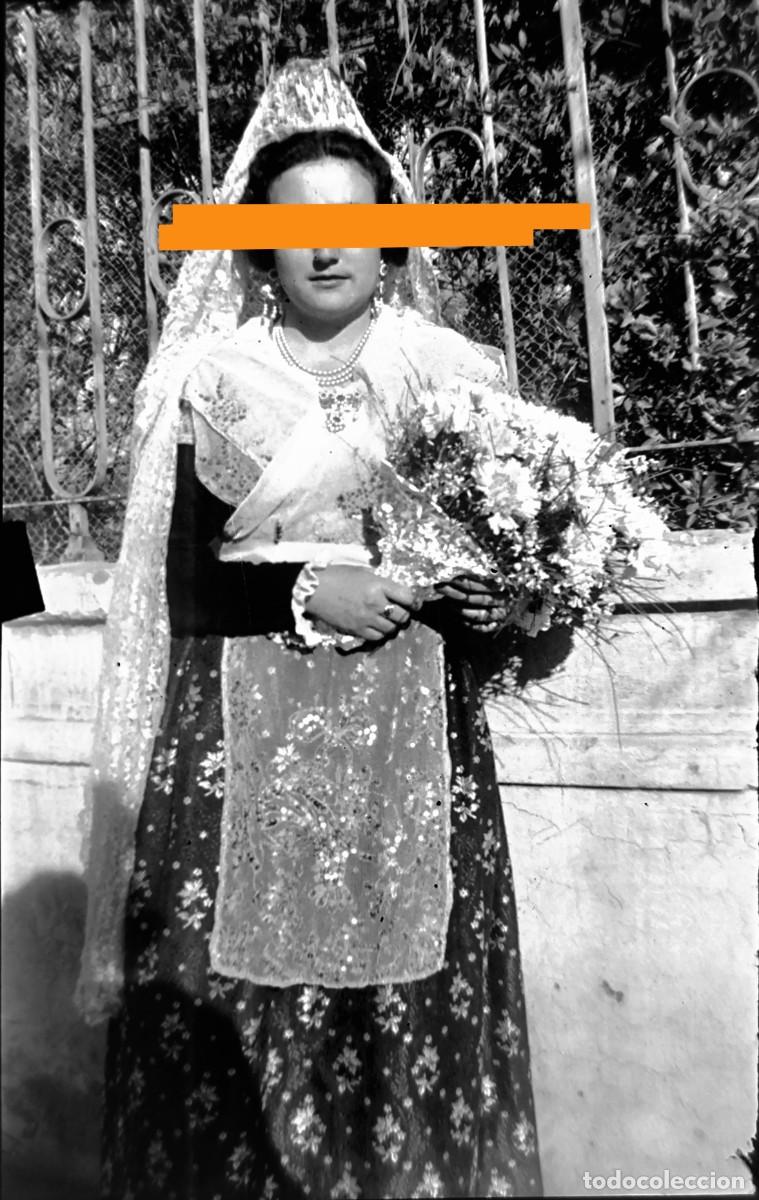 Fotograf&iacute;a antigua: Antiguo negativo de fotograf&iacute;a. Fallera. Valencia. A&ntilde;os 40.