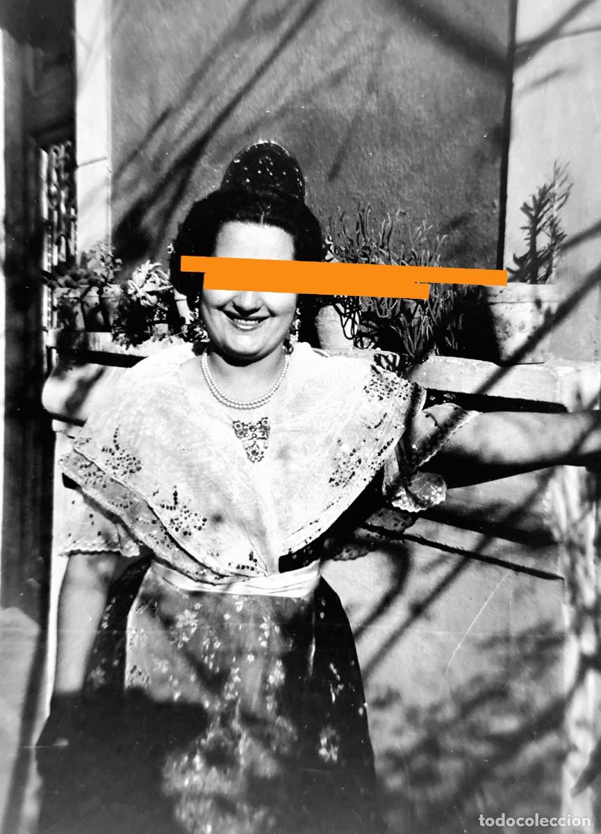 Fotograf&iacute;a antigua: Antiguo negativo de fotograf&iacute;a. Fallera. Valencia. A&ntilde;os 40.